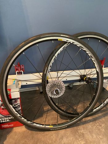 Gebrauchtes Mavic Aksium Wheels with Continental GP5000 Tires 10-speed bike