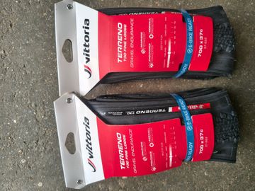 Vittoria Terreno Gravel Tires 37 mm 2026 Tyres & Tubes d'occasion