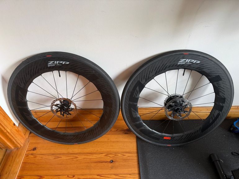 Zipp 858 NSW Carbon Disc Brake Wheelset 2025 bike d'occasion — image 1 sur 6