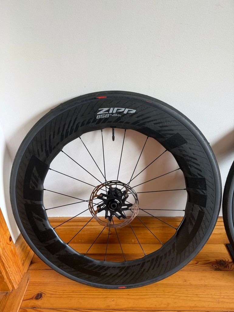 Zipp 858 NSW Carbon Disc Brake Wheelset 2025 bike d'occasion — image 3 sur 6