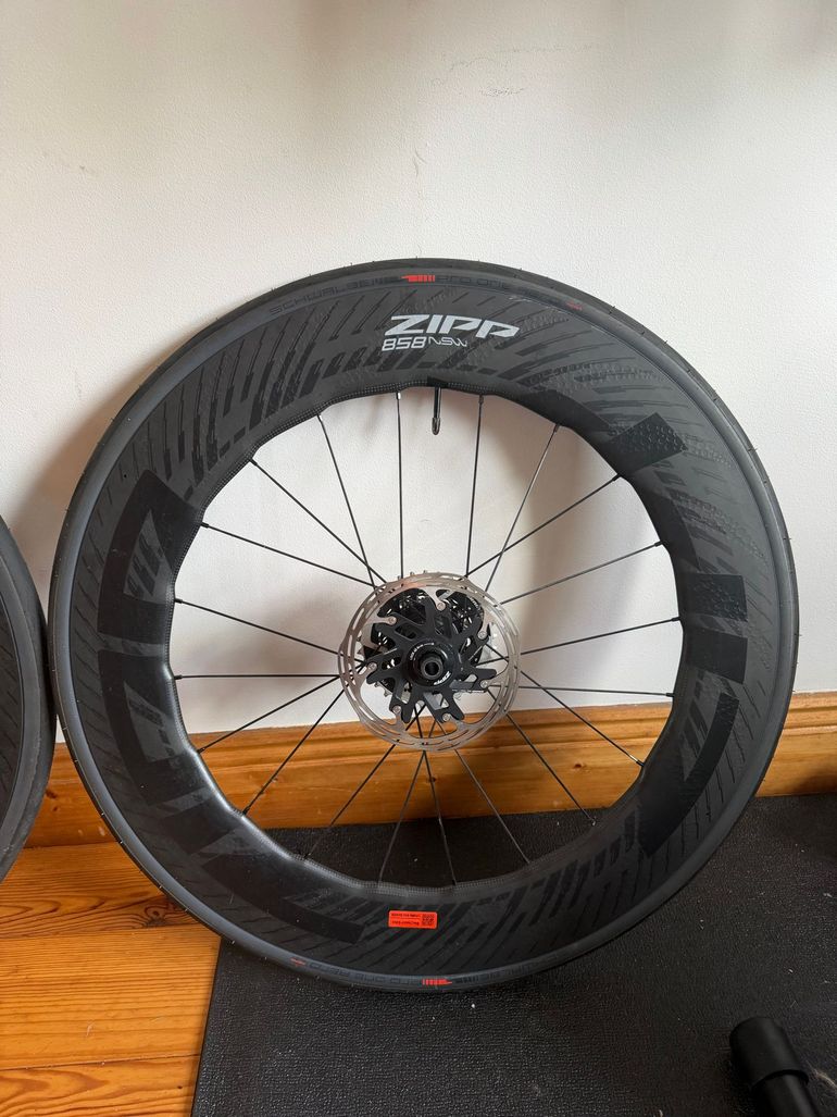 Zipp 858 NSW Carbon Disc Brake Wheelset 2025 bike d'occasion — image 4 sur 6