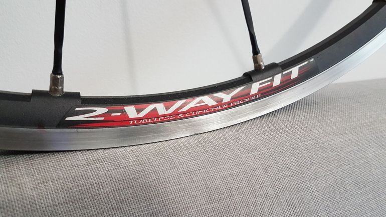 Używany Fulcrum Racing 1 Clincher Rim brake front wheel bike — zdjęcie 5 z 9