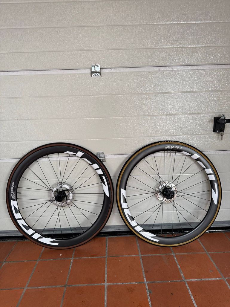 Zipp 303S Tubeless Disc Brake Wheelset 2023 bike d'occasion — image 1 sur 3