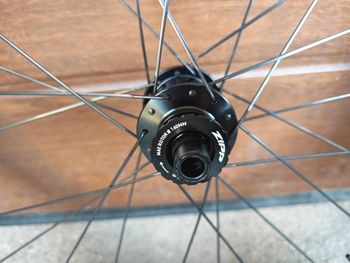 Used Zipp 303 S Carbon Tubeless Disc Brake Wheelset 2025 bike — image 8 of 12