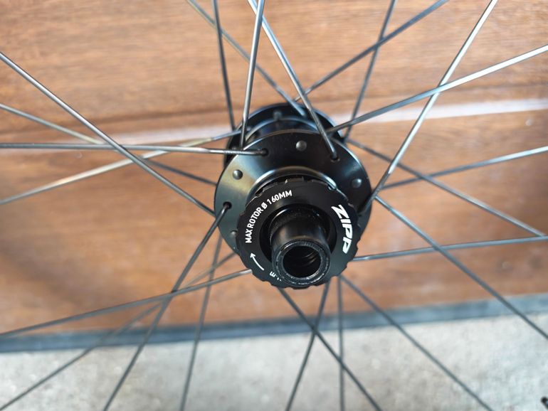 Used Zipp 303 S Carbon Tubeless Disc Brake Wheelset 2025 bike — image 8 of 12
