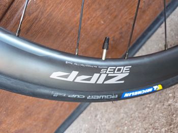 Used Zipp 303 S Carbon Tubeless Disc Brake Wheelset 2025 bike — image 12 of 12