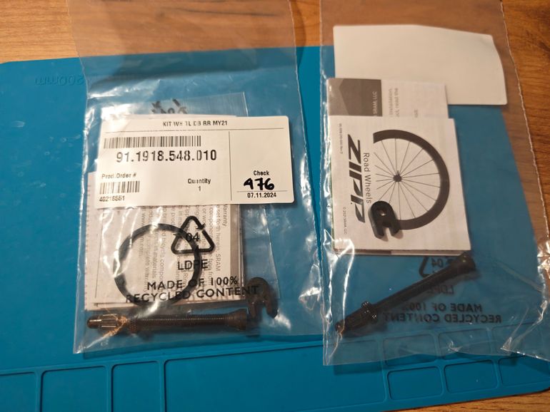 Used Zipp 303 S Carbon Tubeless Disc Brake Wheelset 2025 bike — image 3 of 12