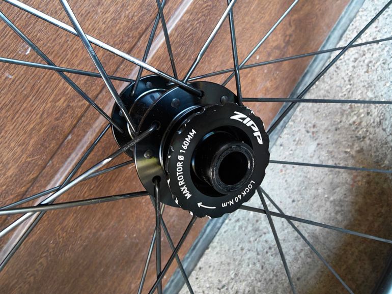 Used Zipp 303 S Carbon Tubeless Disc Brake Wheelset 2025 bike — image 9 of 12