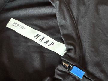Tweedehands MAAP Evade Pro Jersey Black 2026 bike — afbeelding 2 van 3