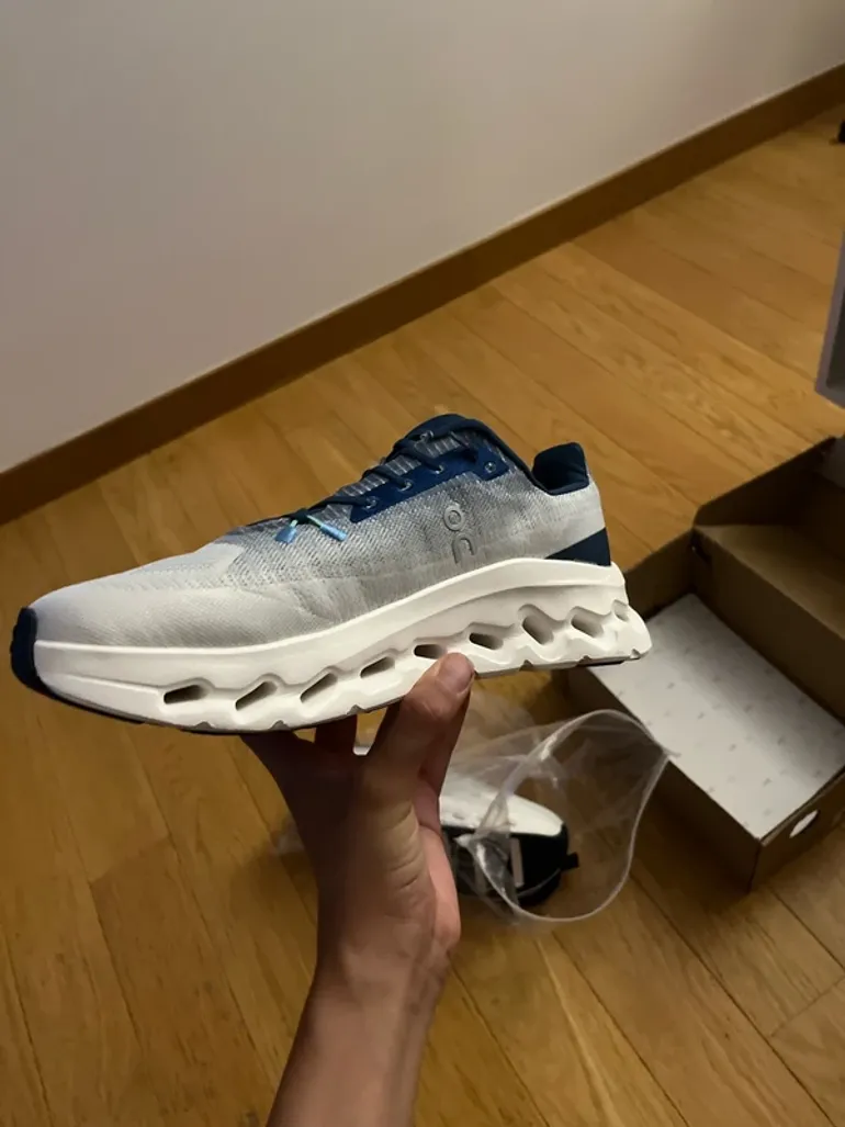 Použité On Running On Shoes Blue and White bike — obrázek 3 z 7