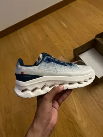 Použité On Running On Shoes Blue and White bike — obrázek 2 z 7