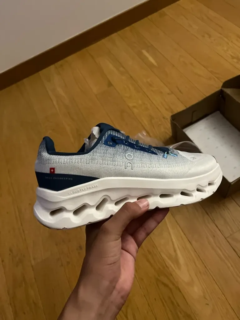 Použité On Running On Shoes Blue and White bike — obrázek 2 z 7