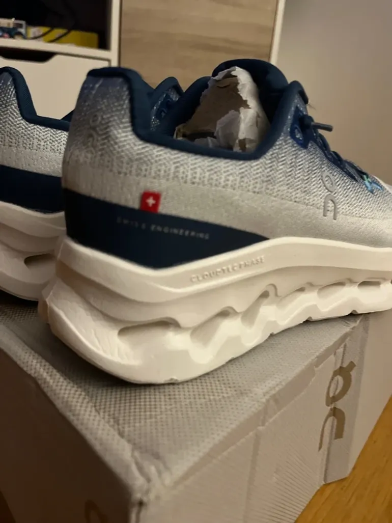 Použité On Running On Shoes Blue and White bike — obrázek 7 z 7