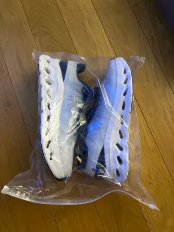 Použité On Running On Shoes Blue and White bike