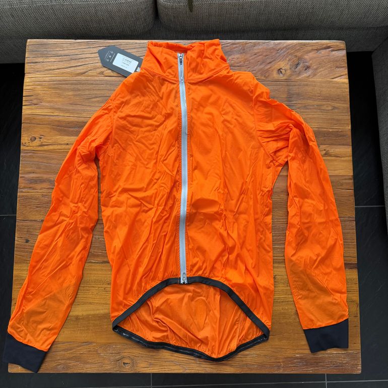 Q36.5 Air Jacket L// NEW!! 50% OFF!! 2026 bike d'occasion — image 1 sur 2