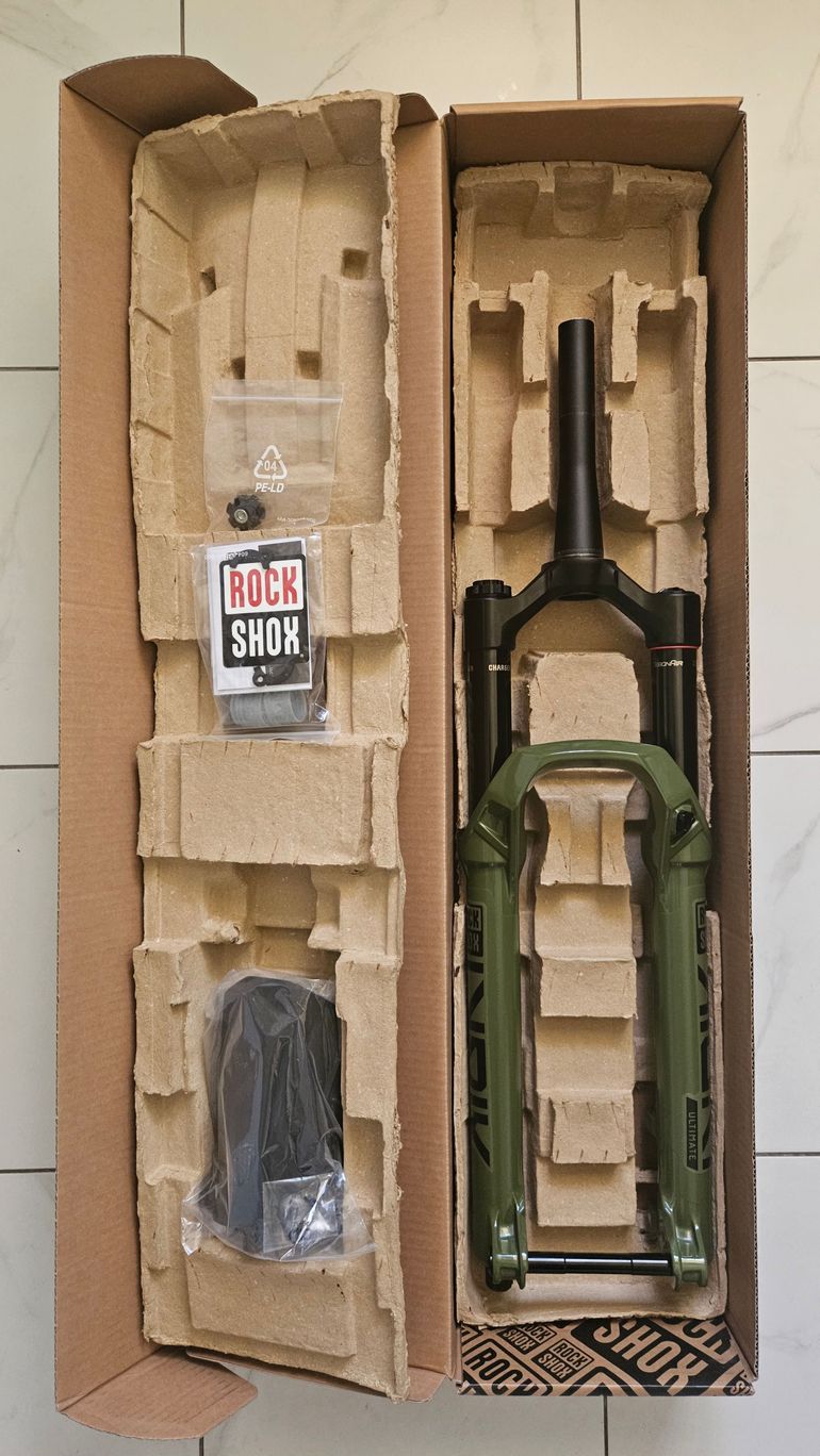 Použité RockShox Lyrik Ultimate Charger 3.1 RC2 27.5 140mm 2025 bike — obrázek 1 z 17