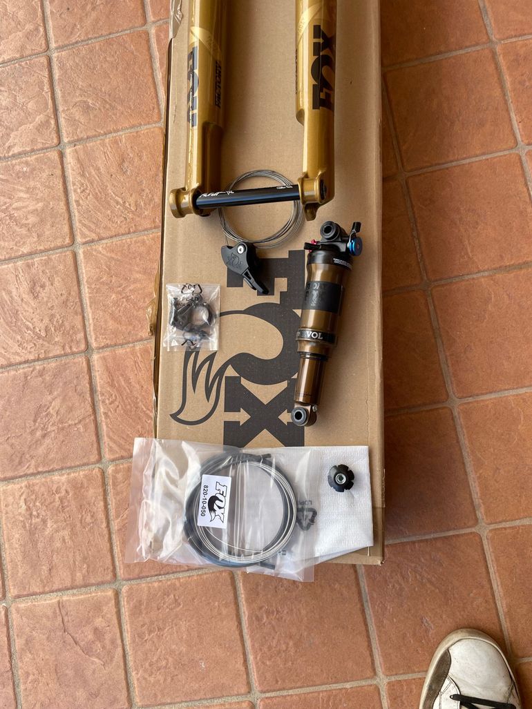 Fox 34 SC Factory Gold Fork + Kashima 190x45 Shock bike d'occasion — image 11 sur 15