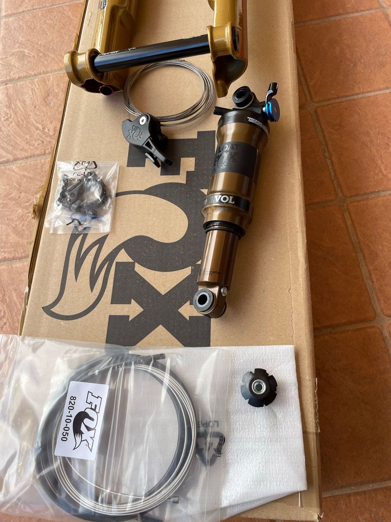 Fox 34 SC Factory Gold Fork + Kashima 190x45 Shock bike d'occasion — image 7 sur 15