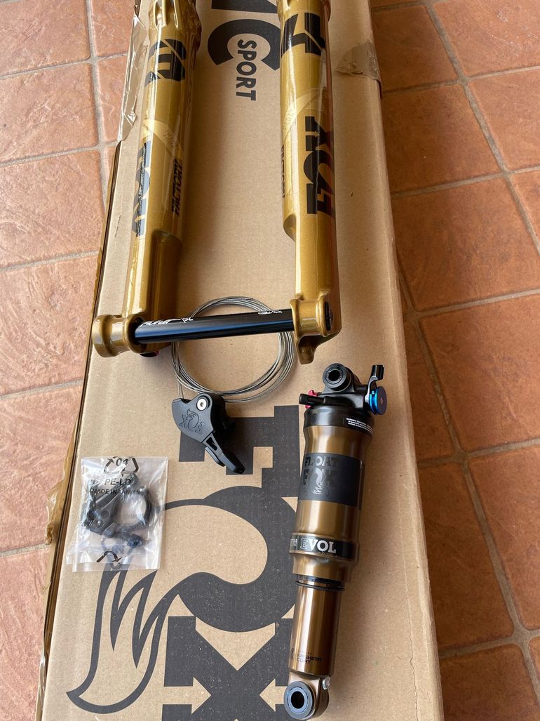 Fox 34 SC Factory Gold Fork + Kashima 190x45 Shock bike d'occasion — image 14 sur 15