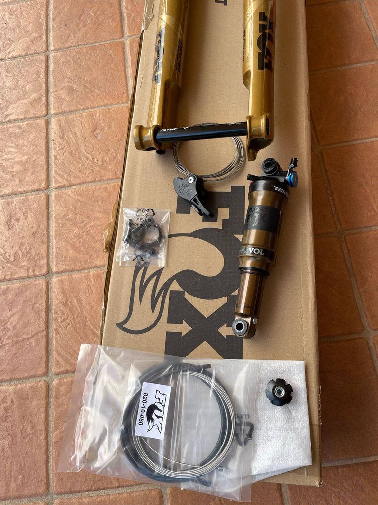 Fox 34 SC Factory Gold Fork + Kashima 190x45 Shock bike d'occasion — image 2 sur 15