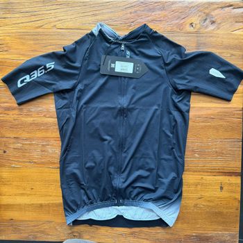Used Q36.5 Gregarius Pro Collar Fade Signature Jersey L// NEW!! 50%!! 2026 bike — image 2 of 2
