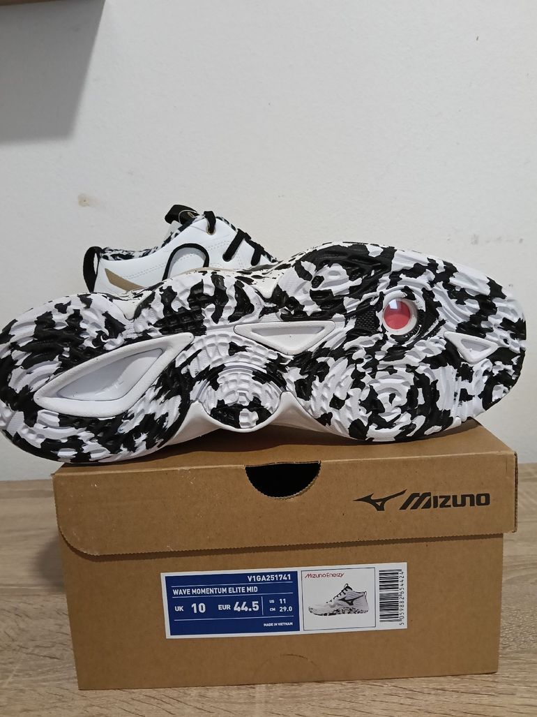 Used Mizuno wave momentum elite mid bike — image 2 of 4