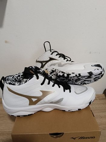 Used Mizuno wave momentum elite mid bike — image 4 of 4