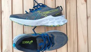 Asics Novablast 2 LE bike d'occasion — image 2 sur 5