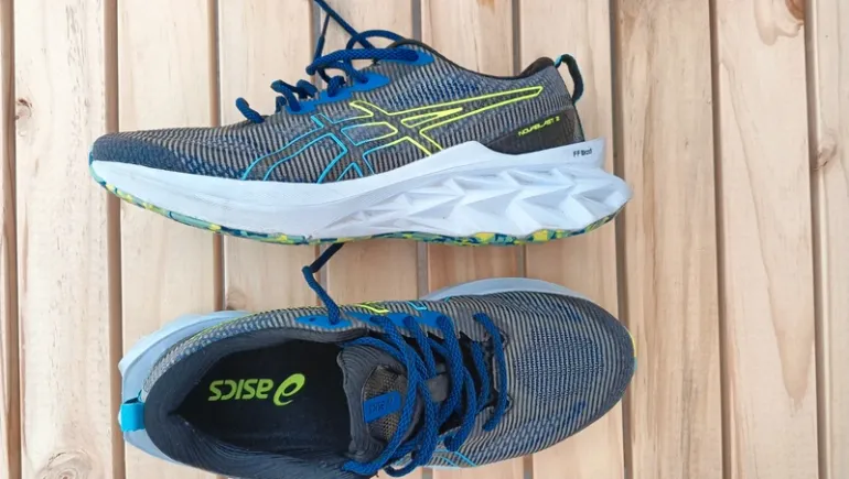Asics Novablast 2 LE bike d'occasion — image 2 sur 5