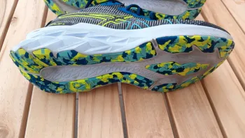 Asics Novablast 2 LE bike d'occasion — image 3 sur 5