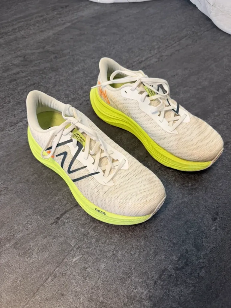 New Balance FuelCell Propel v4 bike de segunda mano — imagen 1 de 5
