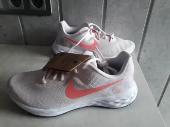 Rose Nike Baskets femme clair bike d'occasion — image 3 sur 8