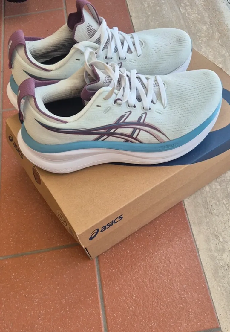 Tweedehands Asics Nimbus gel 28 bike — afbeelding 5 van 7