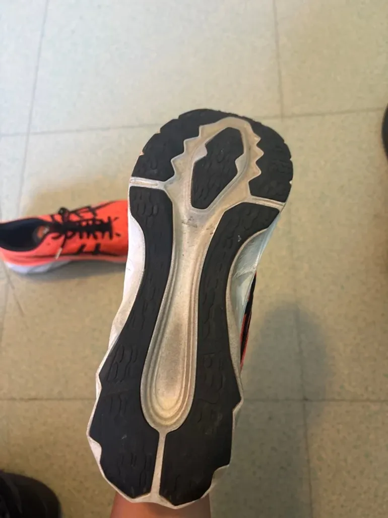 Asics Novablast TOKYO bike usato — immagine 2 di 5