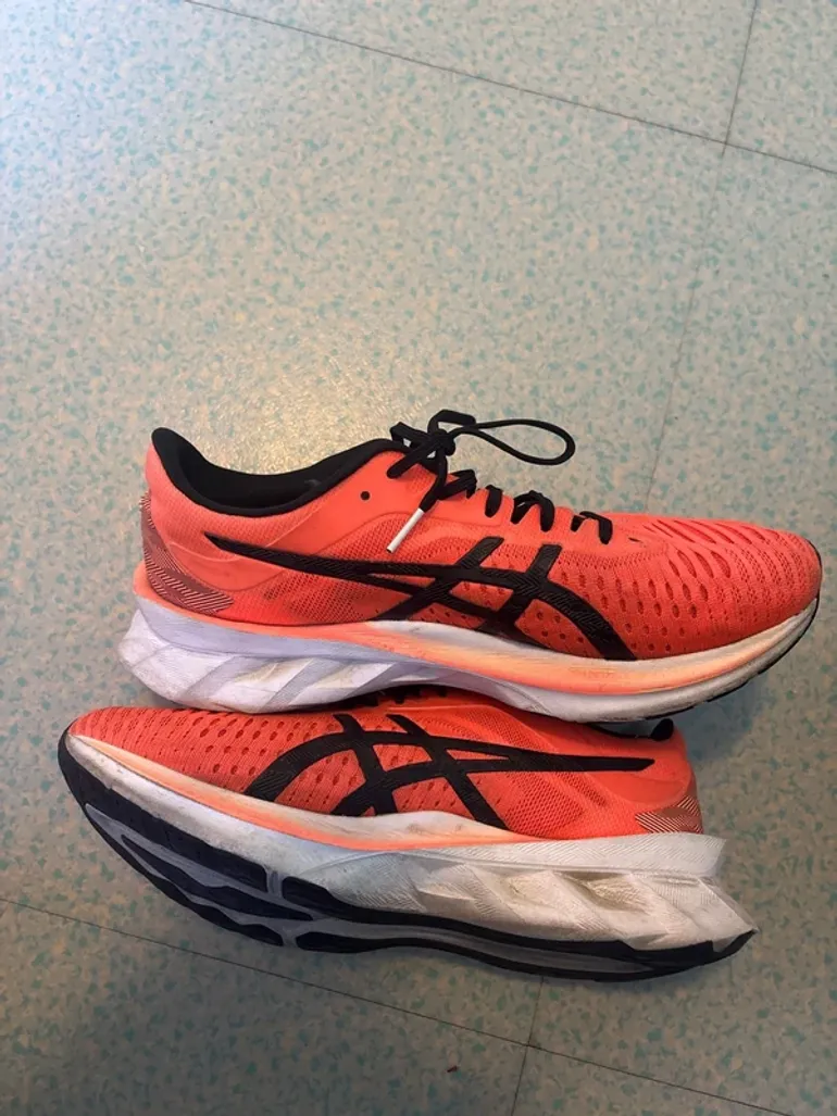 Asics Novablast TOKYO bike usato — immagine 3 di 5