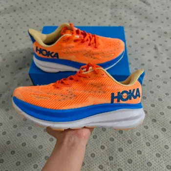 Orange HOKA Running Shoes 9th generation bike de segunda mano