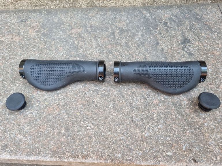 Použité No brand Manopole ergonomiche con collarini di fissaggio 2025 bike — obrázek 1 z 6