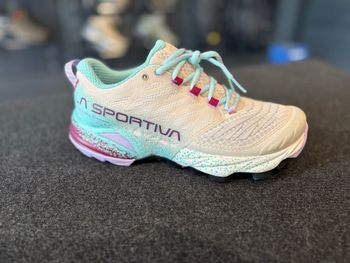 La Sportiva Akasha II W Shadow/Red Plum bike usato