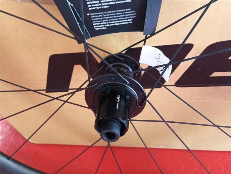 Zipp 303 SW Carbon Tubeless Wheelset 2026 bike d'occasion — image 3 sur 4