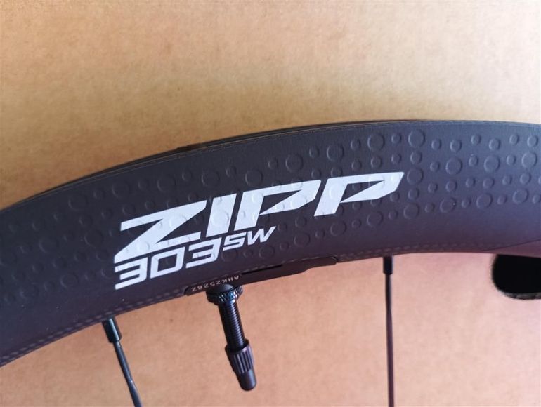 Zipp 303 SW Carbon Tubeless Wheelset 2026 bike d'occasion — image 2 sur 4