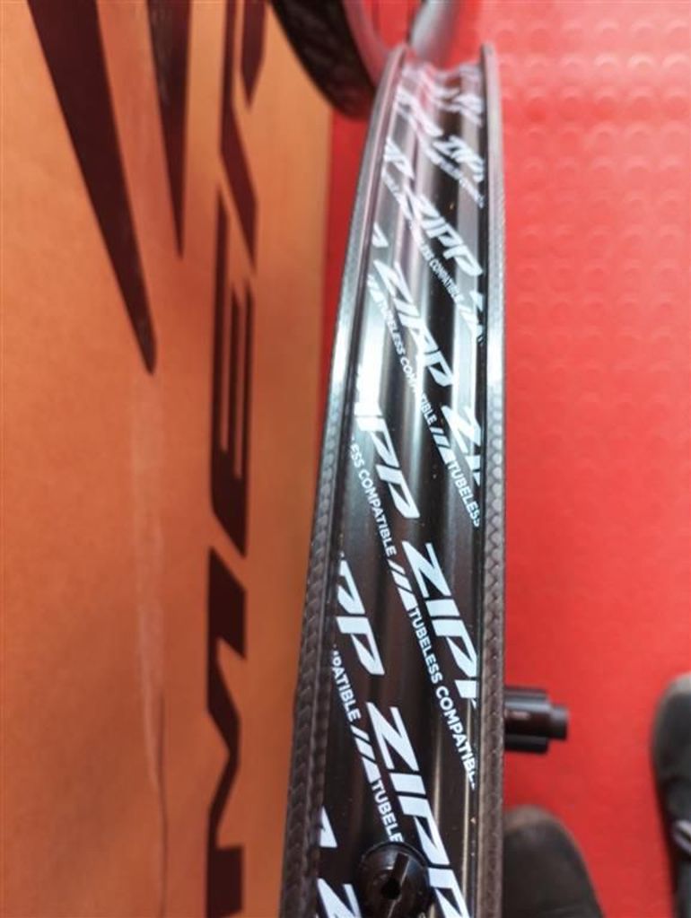 Zipp 303 SW Carbon Tubeless Wheelset 2026 bike d'occasion — image 4 sur 4