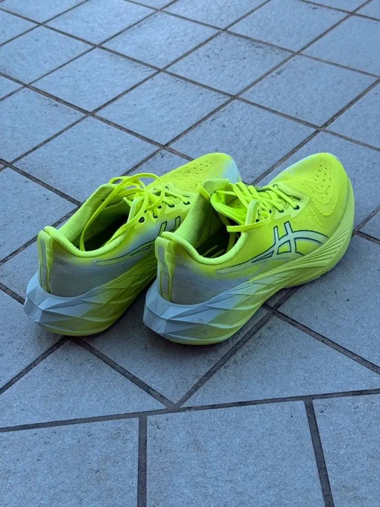 Brugt Asics Novablast 4 bike — billede 2 af 5