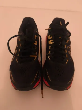 Gebrauchtes Asics Damenlaufschuhe Schwarz/Rot/Gold bike