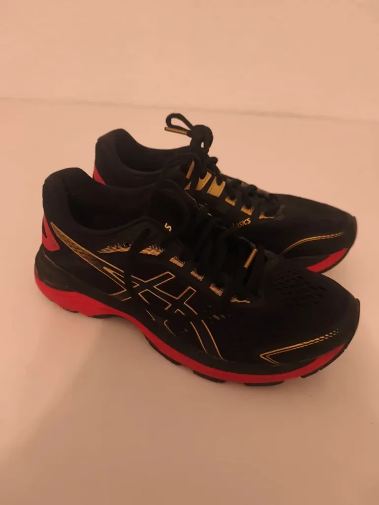 Gebrauchtes Asics Damenlaufschuhe Schwarz/Rot/Gold bike — Bild 3 von 5