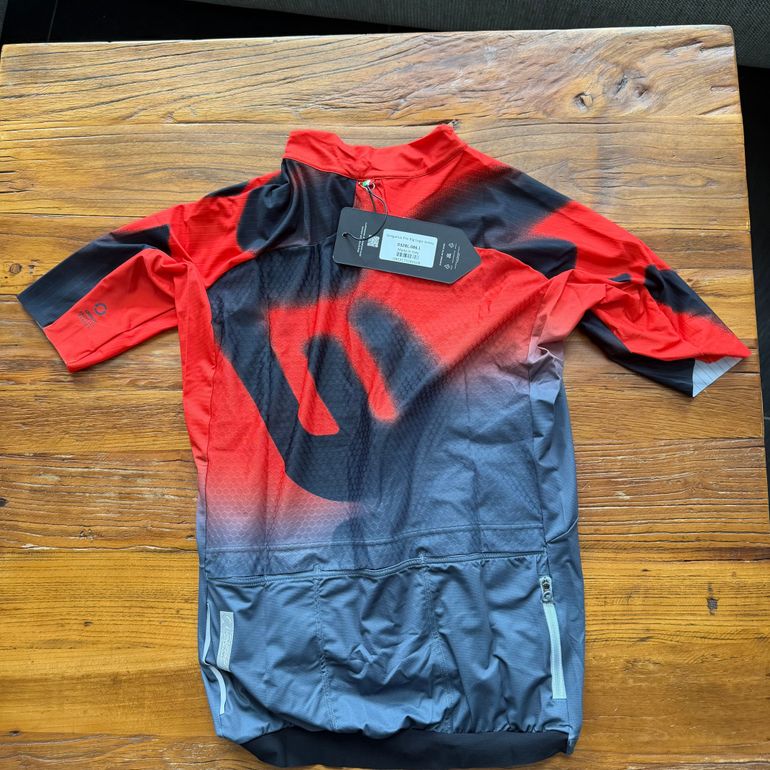 Q36.5 Gregarius Pro Big Logo Jersey L// NEW!! 50% OFF! 2026 bike d'occasion — image 2 sur 2