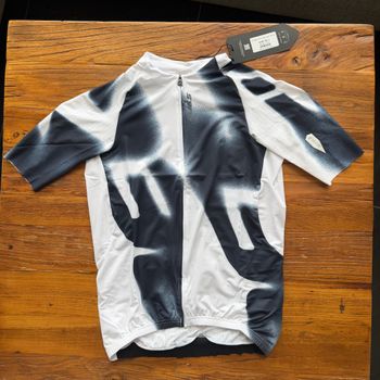 Tweedehands Q36.5 Gregarius Pro Big Logo Jersey L// NEW!! 50% OFF!! 2026 bike
