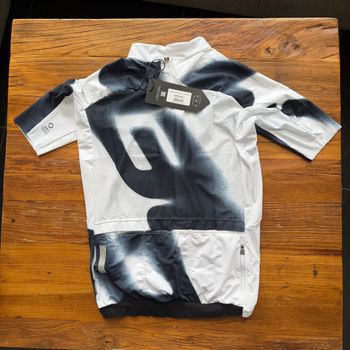Q36.5 Gregarius Pro Big Logo Jersey L// NEW!! 50% OFF!! 2026 bike d'occasion — image 2 sur 2
