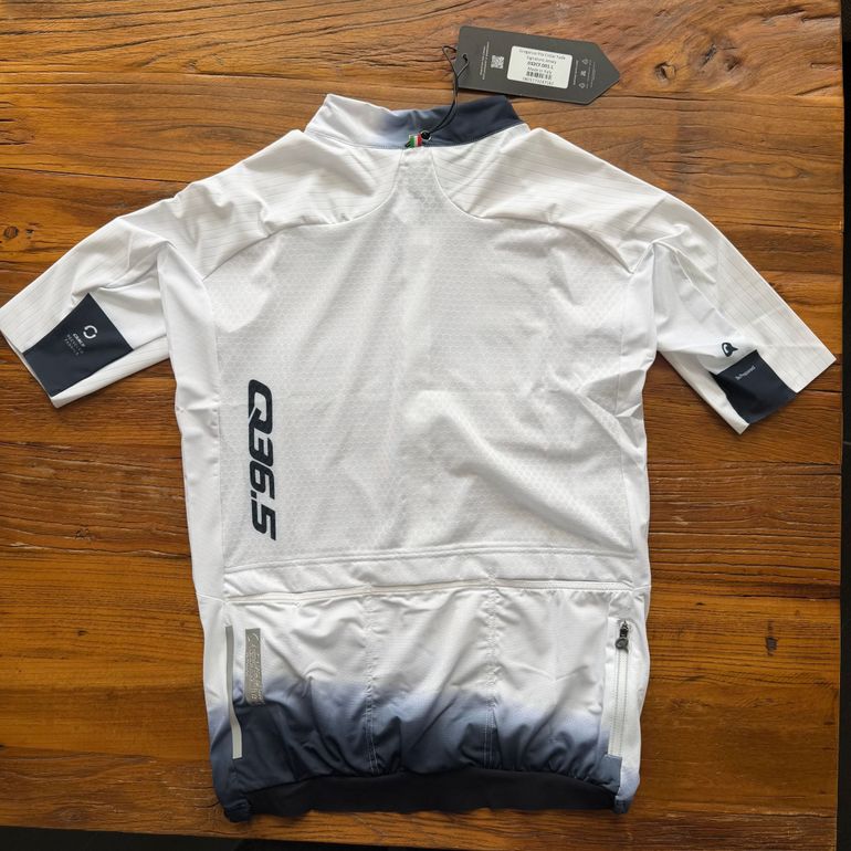 Q36.5 Gregarius Pro Collar Fade Signature Jersey L// NEW!! 50% OFF!! 2026 bike d'occasion — image 2 sur 2