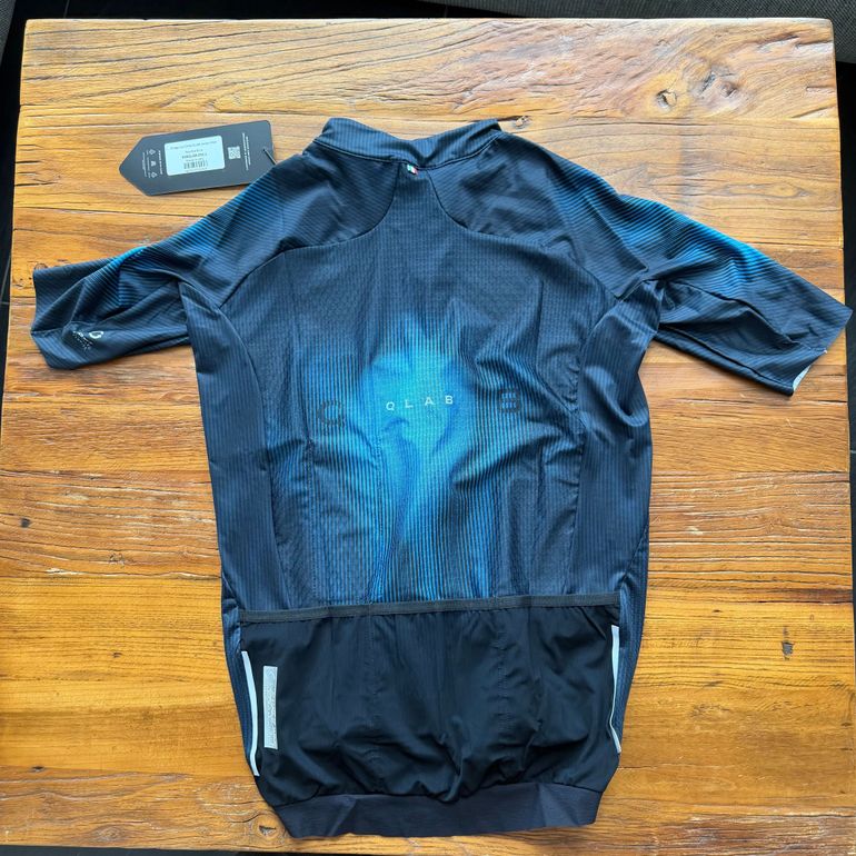Q36.5 Gregarius Clima Q lab Jersey L// NEW!! 50% OFF!! 2026 bike d'occasion — image 2 sur 2