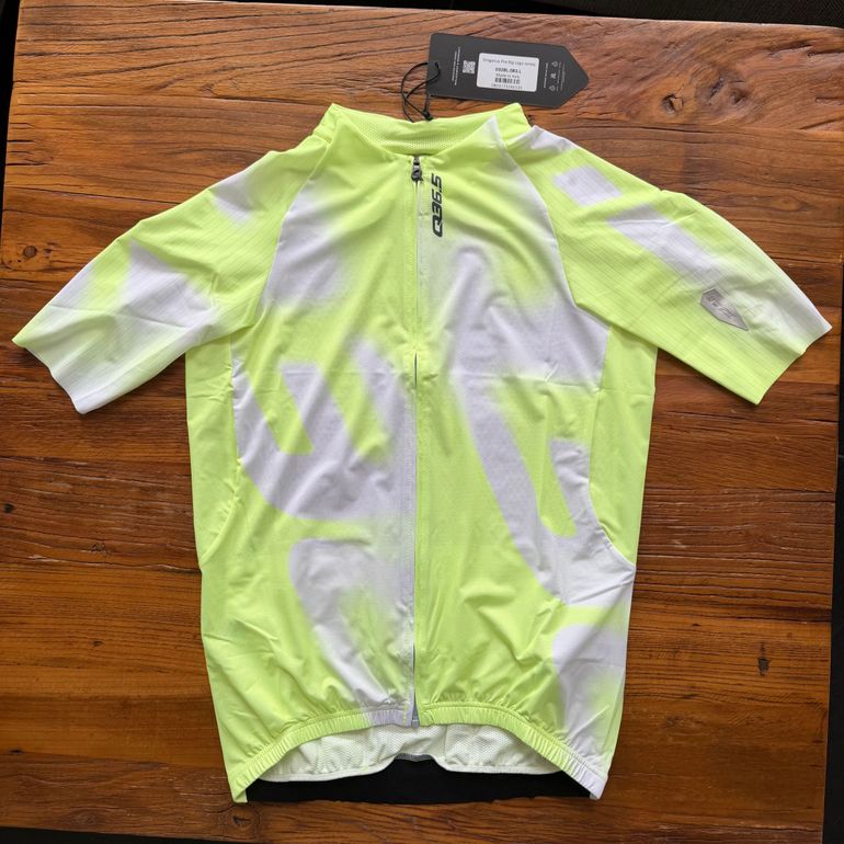Q36.5 Gregarius Pro Big Logo Jersey L// NEW!! 50% OFF!! 2026 bike d'occasion — image 1 sur 2
